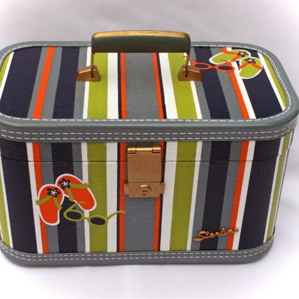 VINTAGE Starline train case. SUPER CUTE! ACT QUICKLY-SALE UNTIL 12/18/23